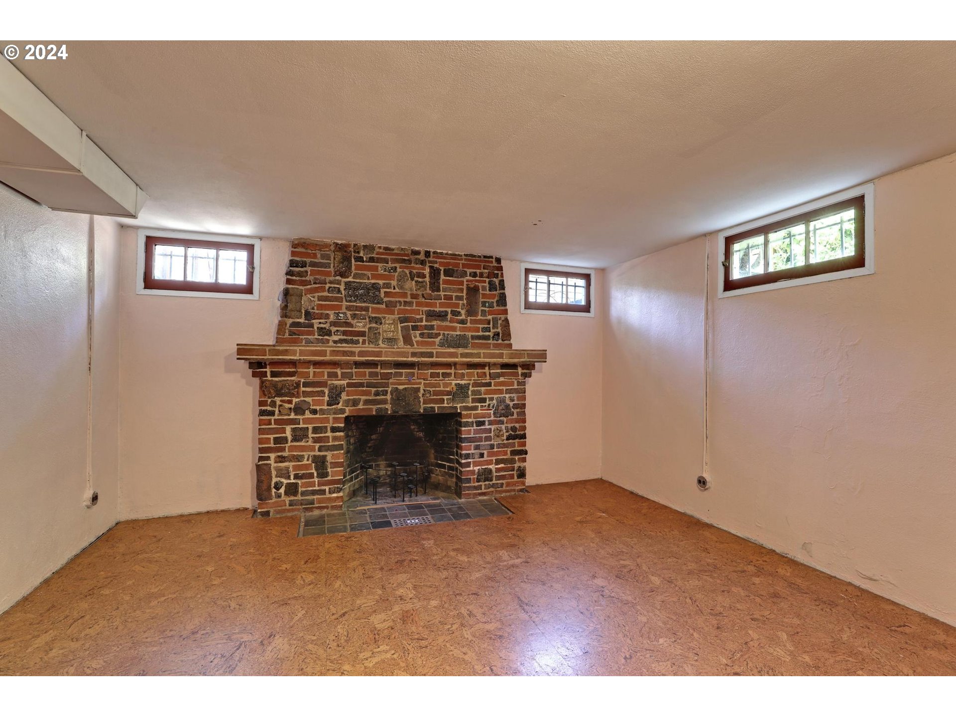 6003 Southeast Stephens Street Portland, OR 97215 - Photo 32 of 46 an empty room with windows