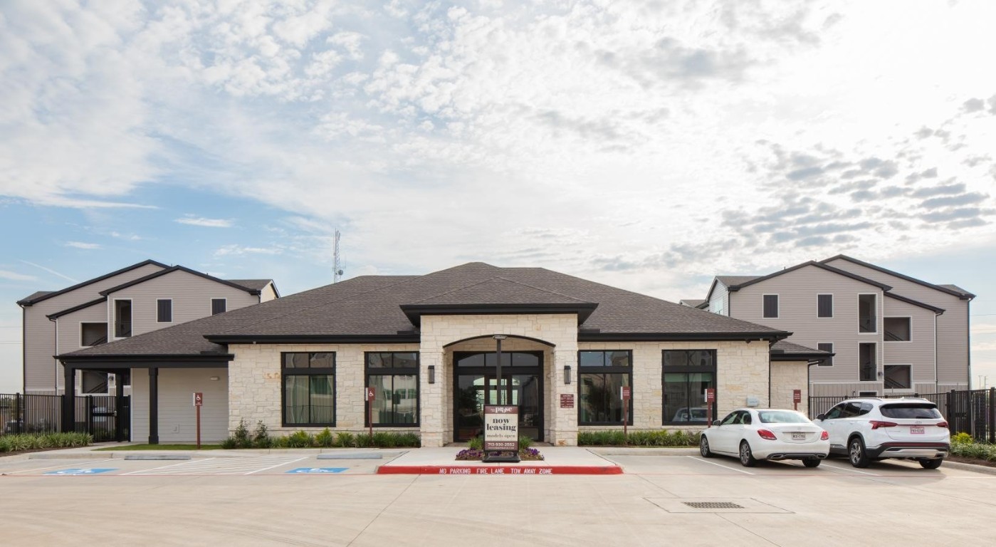 12111 South Main Street, Unit 13306 Houston, TX 77035 - Photo 23 of 24 front view of a brick house with a large windows