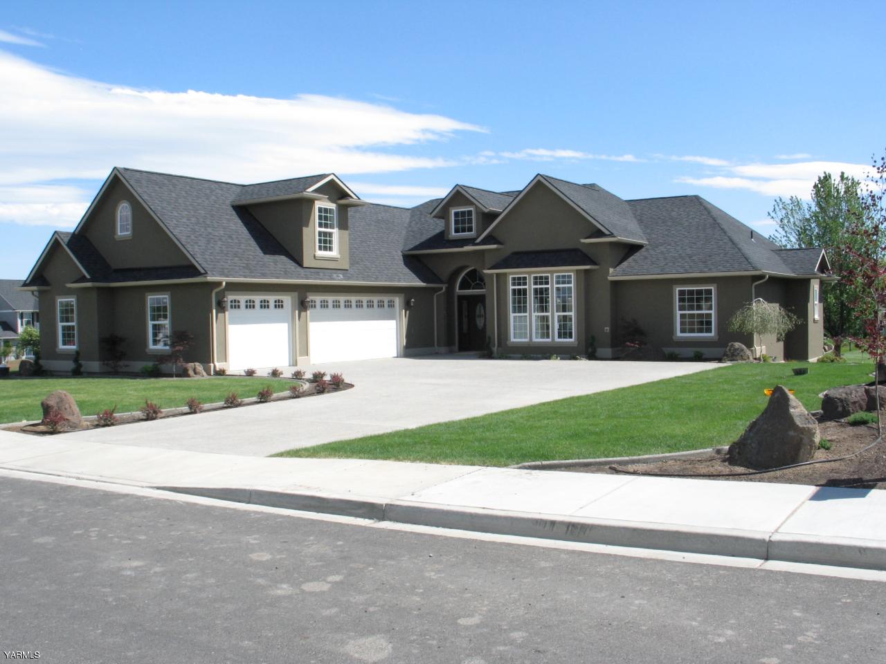 8850 Coolidge Road, Unit 2 Yakima, WA 98903 - Photo 1 of 15 a front view of a house with a garden
