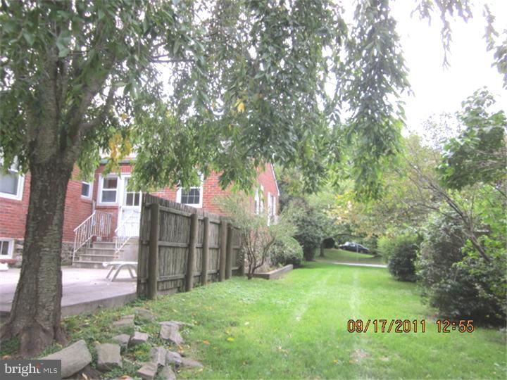 805 Edann Road Oreland, PA 19075 - Photo 3 of 10 Side Yard