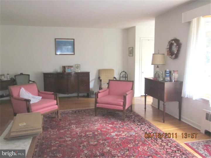 805 Edann Road Oreland, PA 19075 - Photo 4 of 10 Living Room