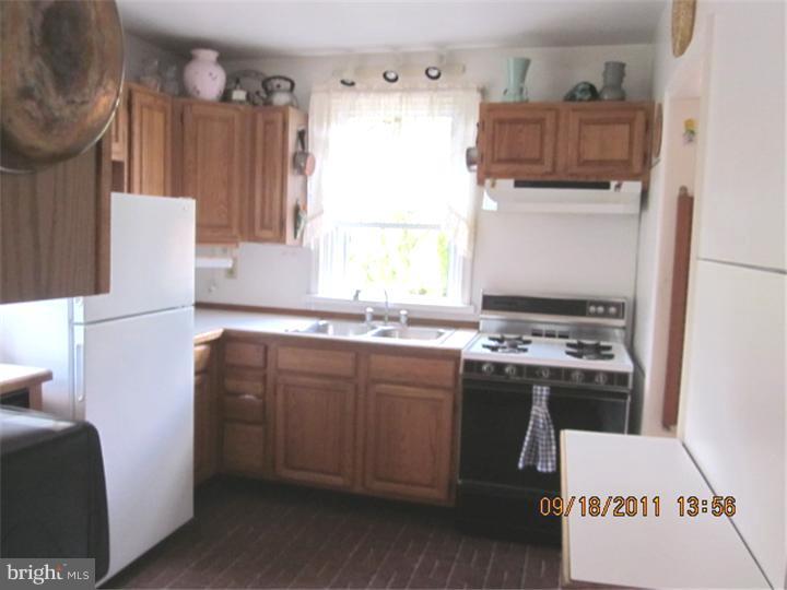 805 Edann Road Oreland, PA 19075 - Photo 6 of 10 Kitchen