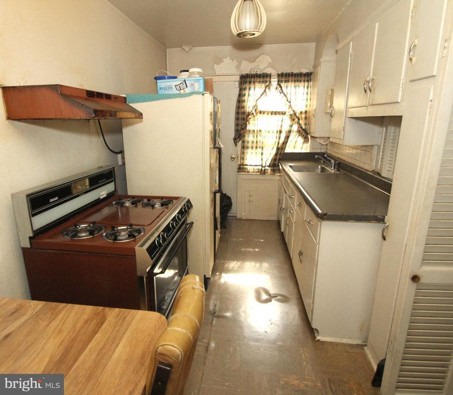 5008 Pimlico Road Baltimore, MD 21215 - Photo 5 of 13 Kitchen