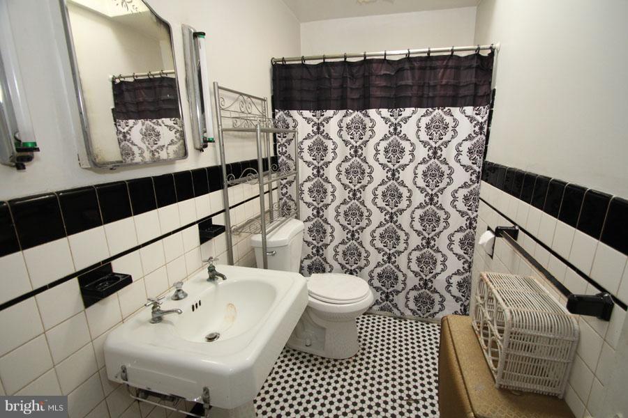 5008 Pimlico Road Baltimore, MD 21215 - Photo 10 of 13 Bath