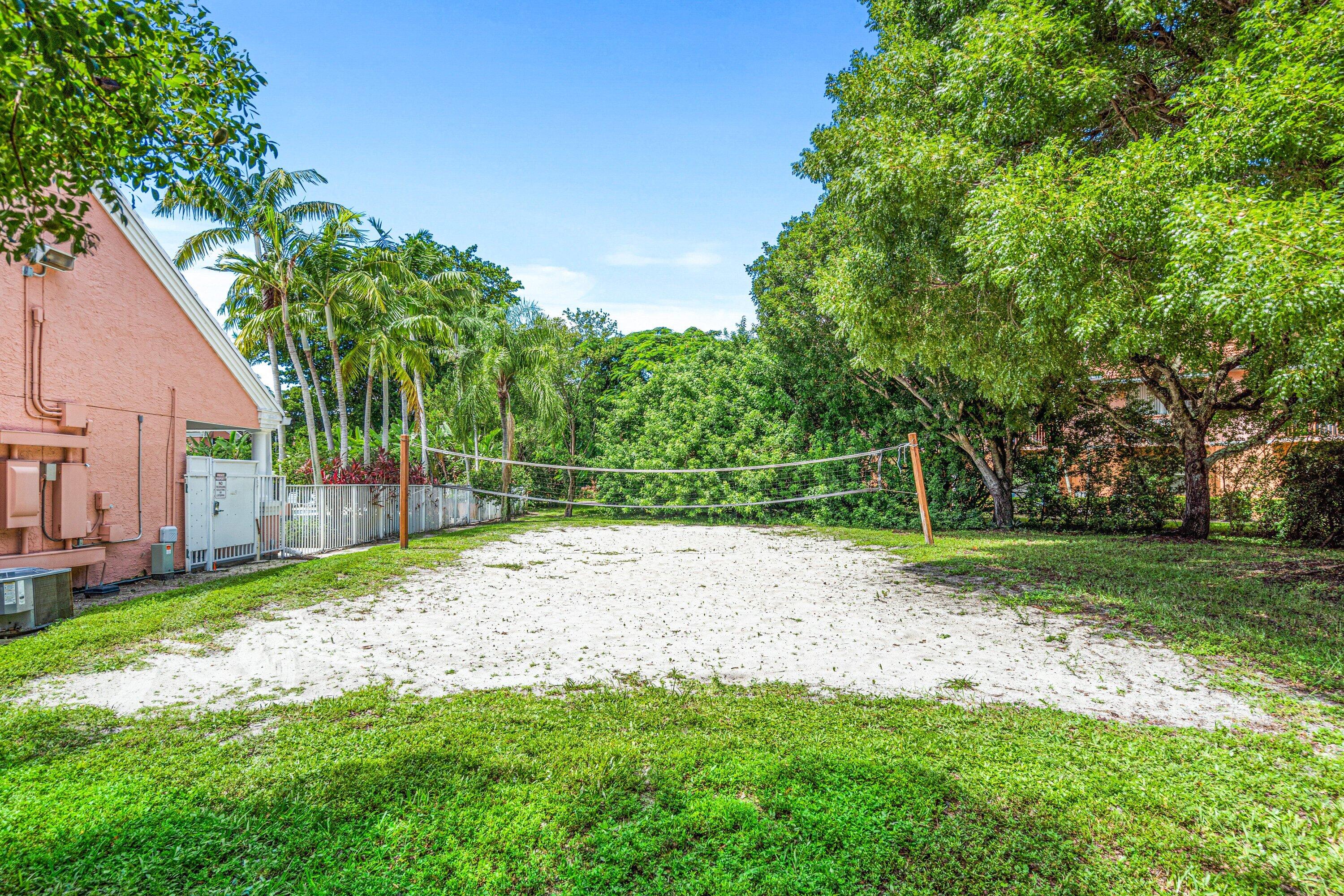 1001 Crystal Way, Unit M Delray Beach, FL 33444 - Photo 37 of 42 a backyard of a house with plants and large trees
