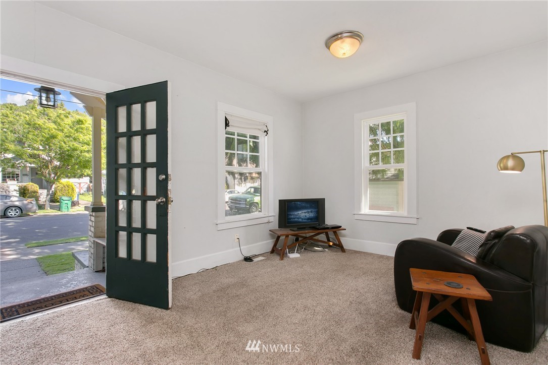 517 Wells Avenue South Renton, WA 98057 - Photo 3 of 20 Gallery Image 3