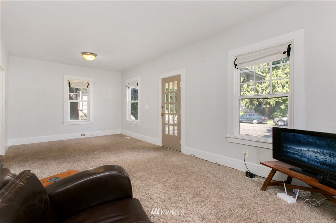 517 Wells Avenue South Renton, WA 98057 - Photo 4 of 20 Gallery Image 4