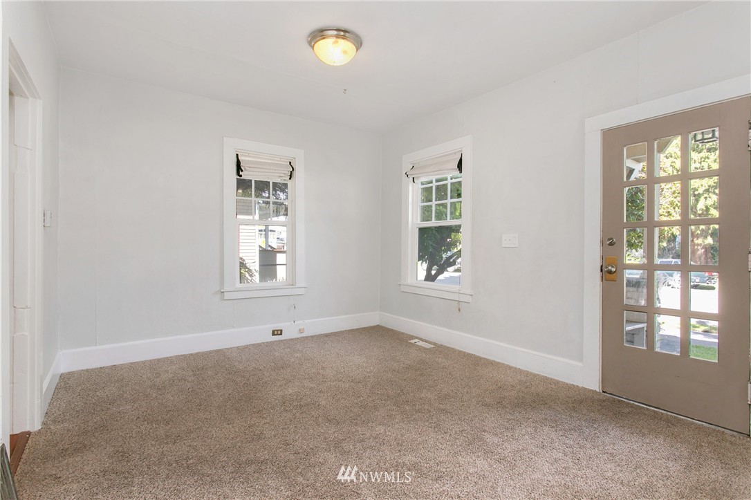 517 Wells Avenue South Renton, WA 98057 - Photo 5 of 20 Gallery Image 5