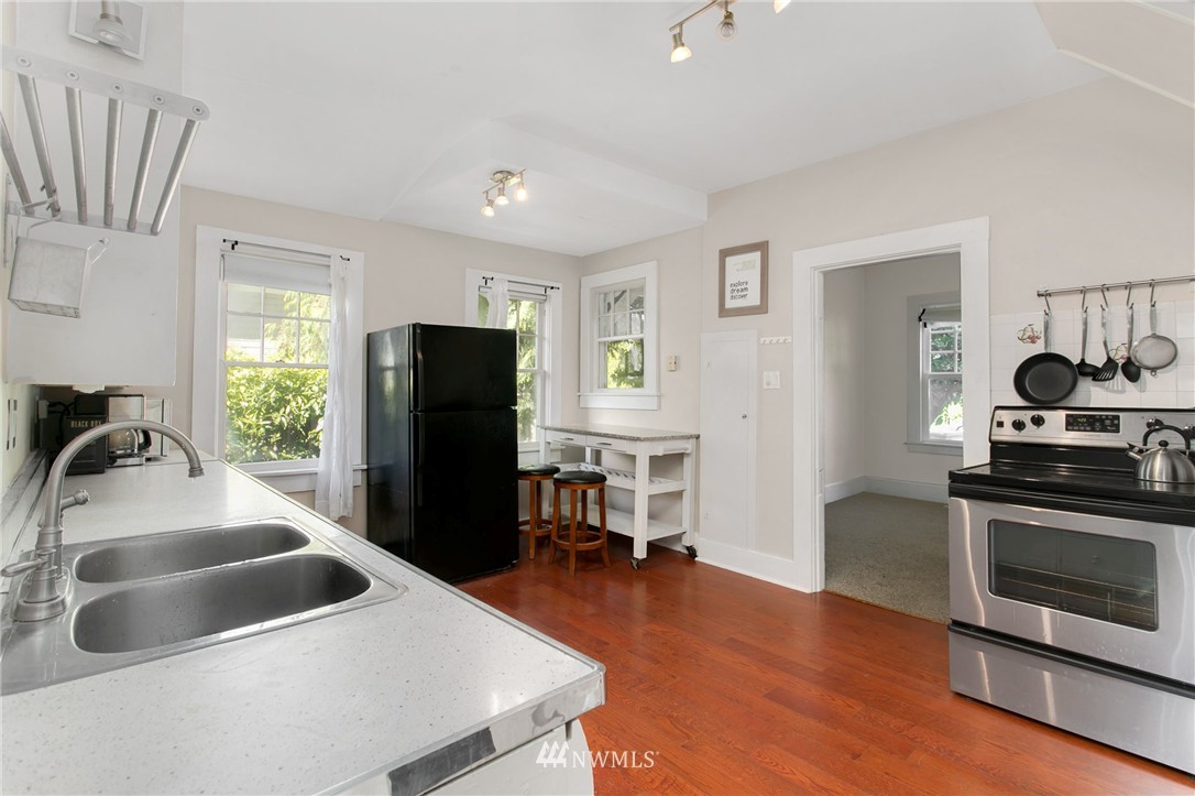 517 Wells Avenue South Renton, WA 98057 - Photo 8 of 20 Gallery Image 8