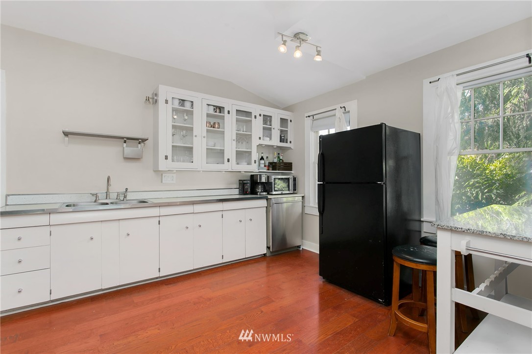 517 Wells Avenue South Renton, WA 98057 - Photo 9 of 20 Gallery Image 9