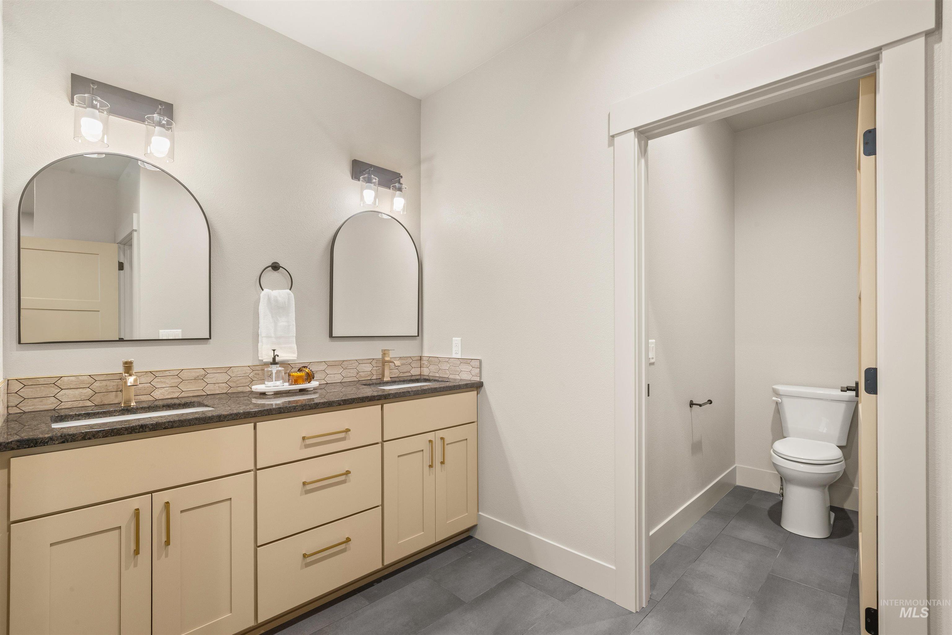 335 Warner Avenue Lewiston, ID 83501 - Photo 27 of 43 Full bath with double vanity and toilet