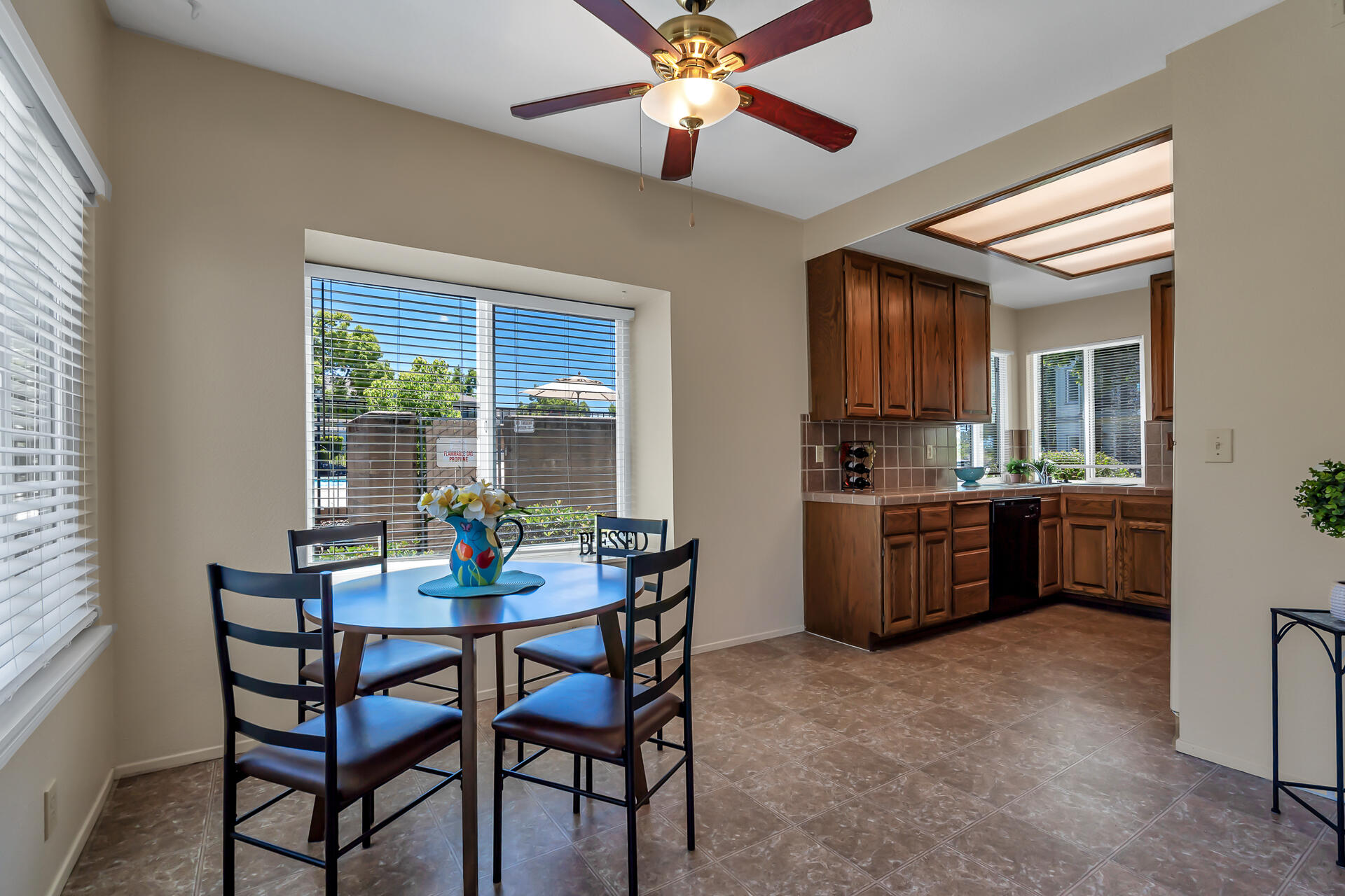 249 Ridgetop Drive, Unit 141 Redding, CA 96003 - Photo 7 of 25 Dining Kitchen