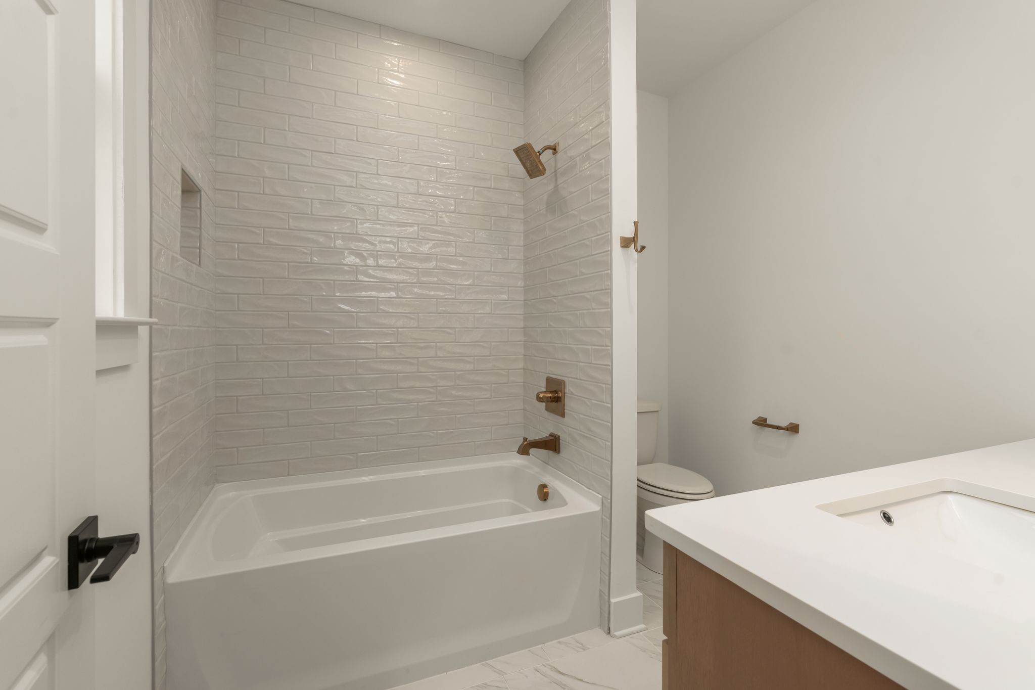 2512 Sheridan Road Nashville, TN 37206 - Photo 31 of 45 a bathroom with a shower and a bath tub