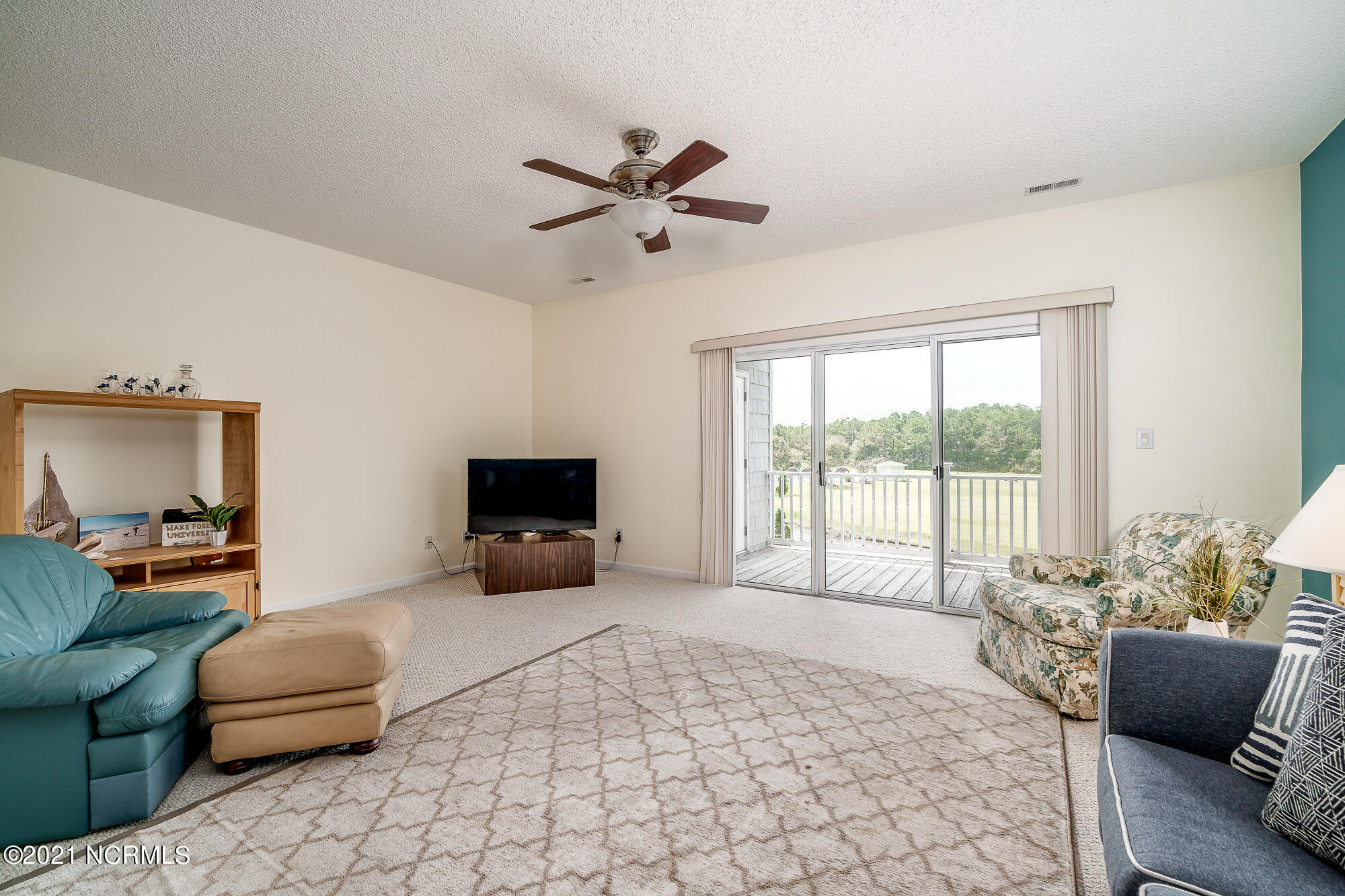 800 Country Club Road, Unit 30 Morehead City, NC 28557 - Photo 11 of 55 Open concept living area
