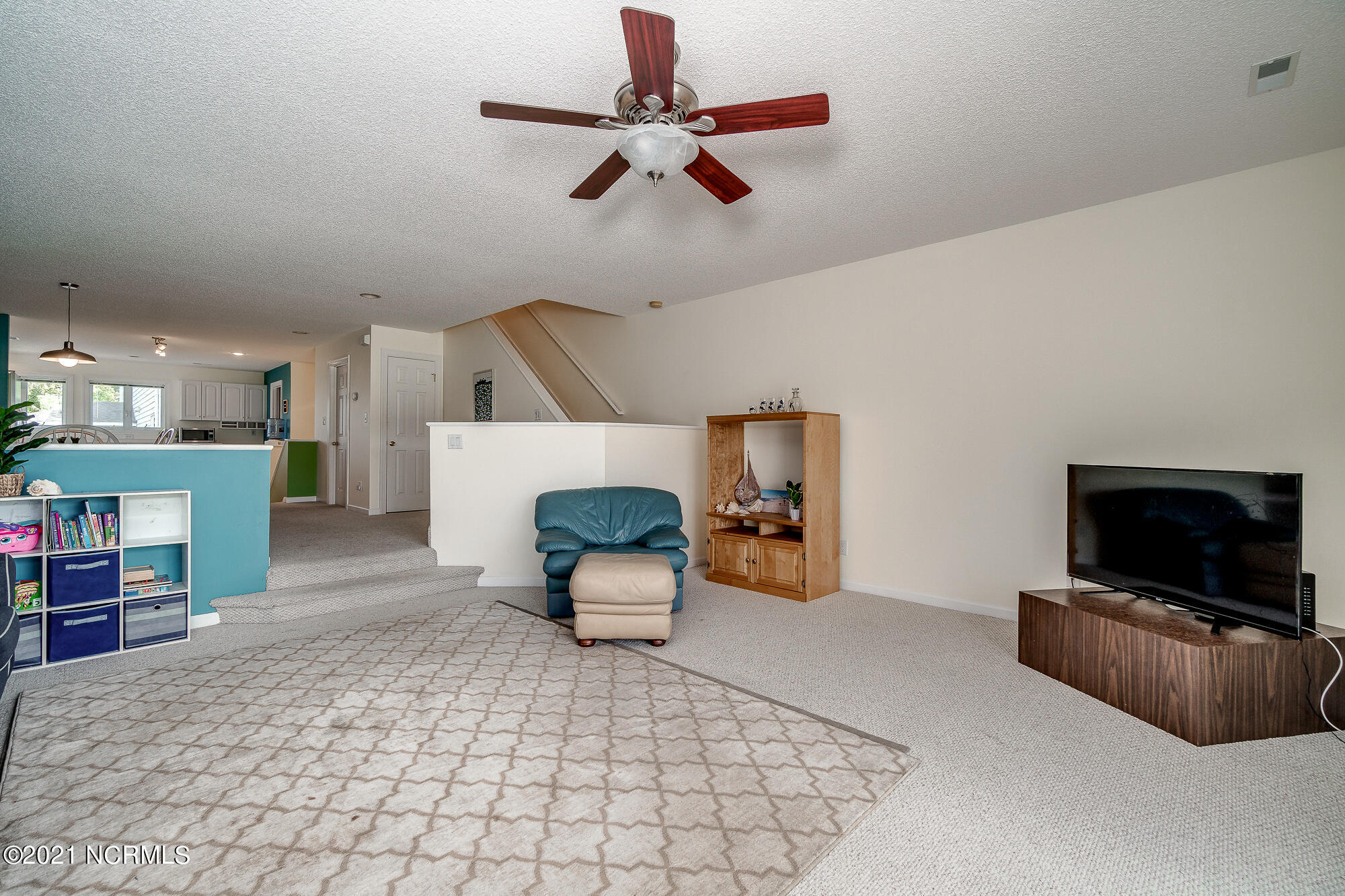 800 Country Club Road, Unit 30 Morehead City, NC 28557 - Photo 12 of 55 Open concept living area