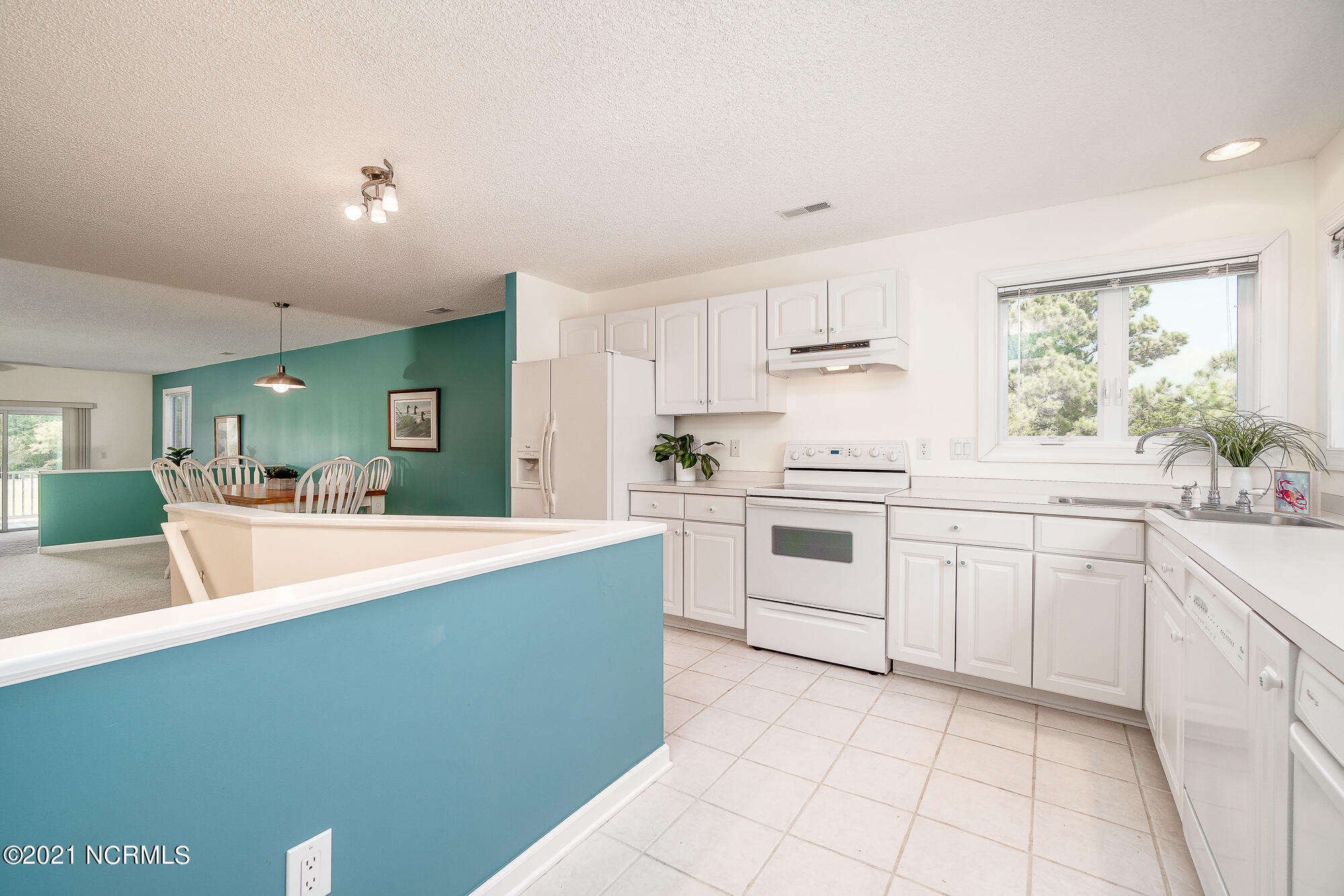 800 Country Club Road, Unit 30 Morehead City, NC 28557 - Photo 19 of 55 Spacious kitchen w/ water views