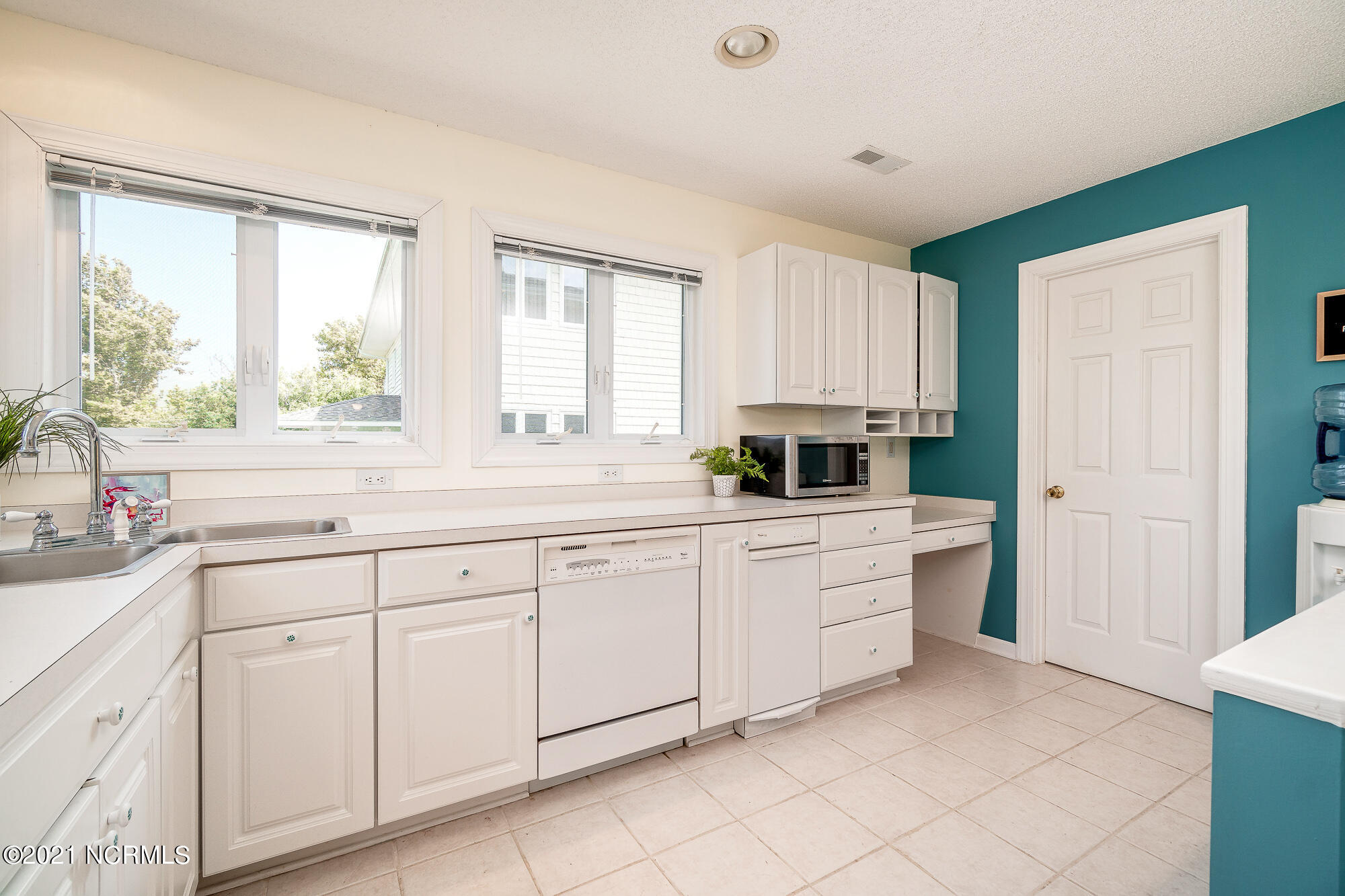 800 Country Club Road, Unit 30 Morehead City, NC 28557 - Photo 20 of 55 Spacious kitchen w/ water views