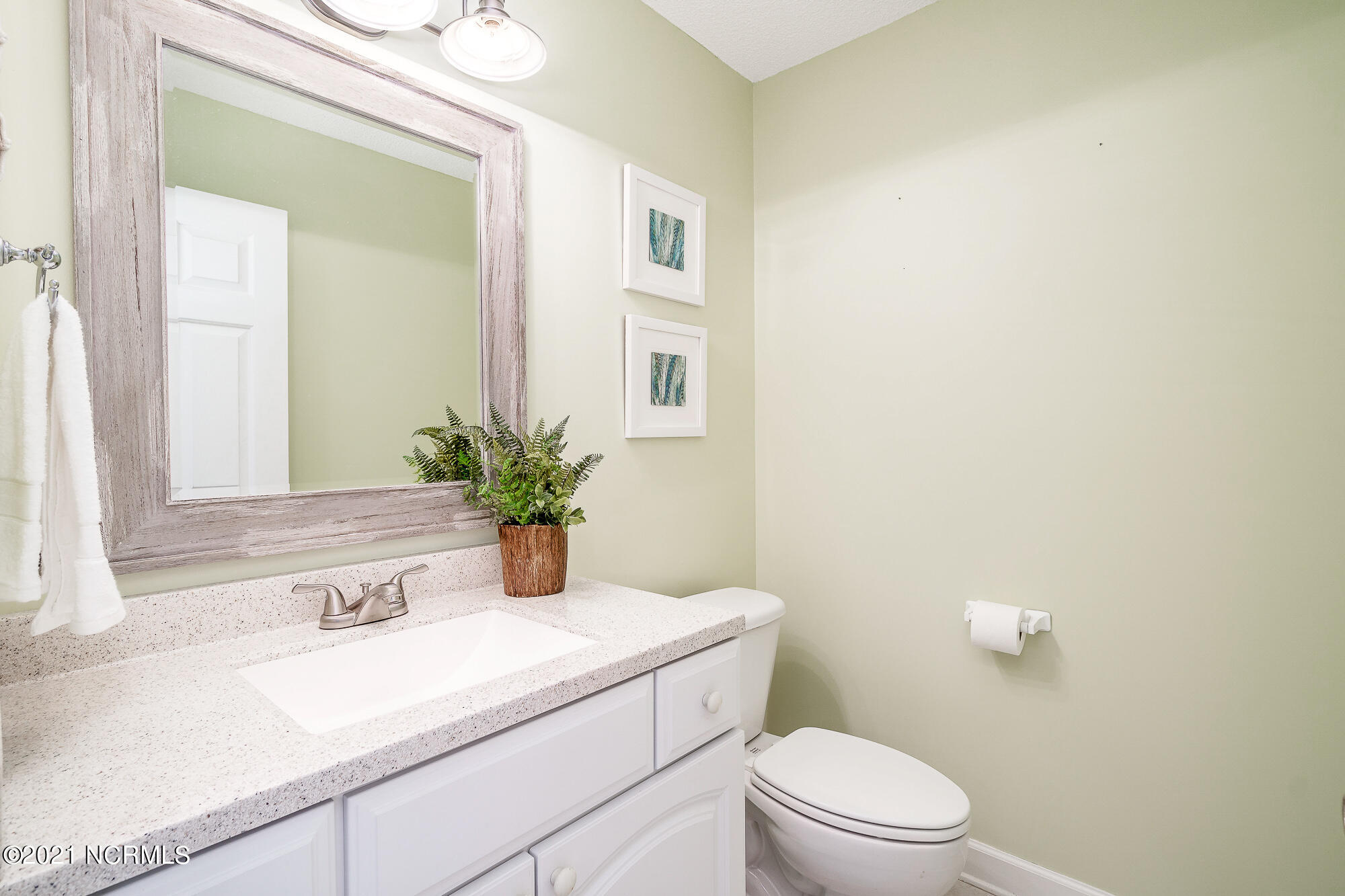 800 Country Club Road, Unit 30 Morehead City, NC 28557 - Photo 23 of 55 Half bathroom