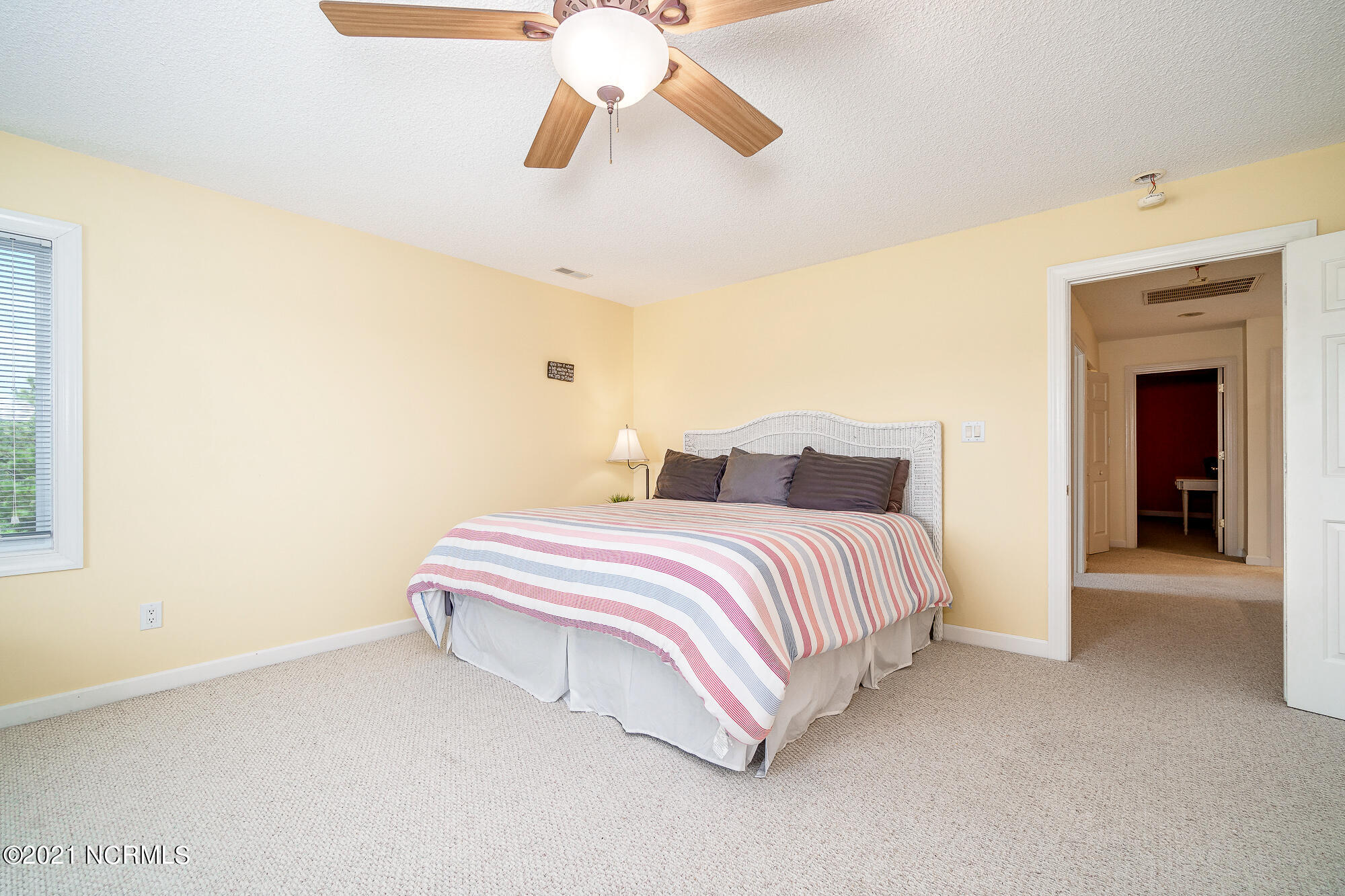 800 Country Club Road, Unit 30 Morehead City, NC 28557 - Photo 24 of 55 Primary bedroom suite