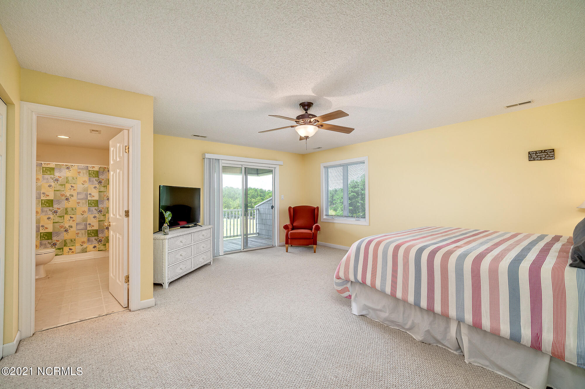 800 Country Club Road, Unit 30 Morehead City, NC 28557 - Photo 25 of 55 Primary bedroom suite