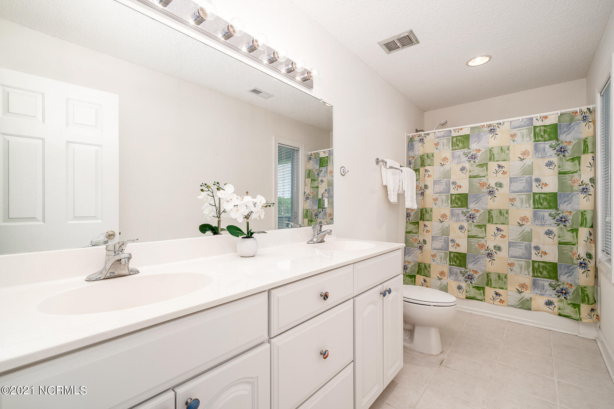 800 Country Club Road, Unit 30 Morehead City, NC 28557 - Photo 26 of 55 En suite primary bathroom