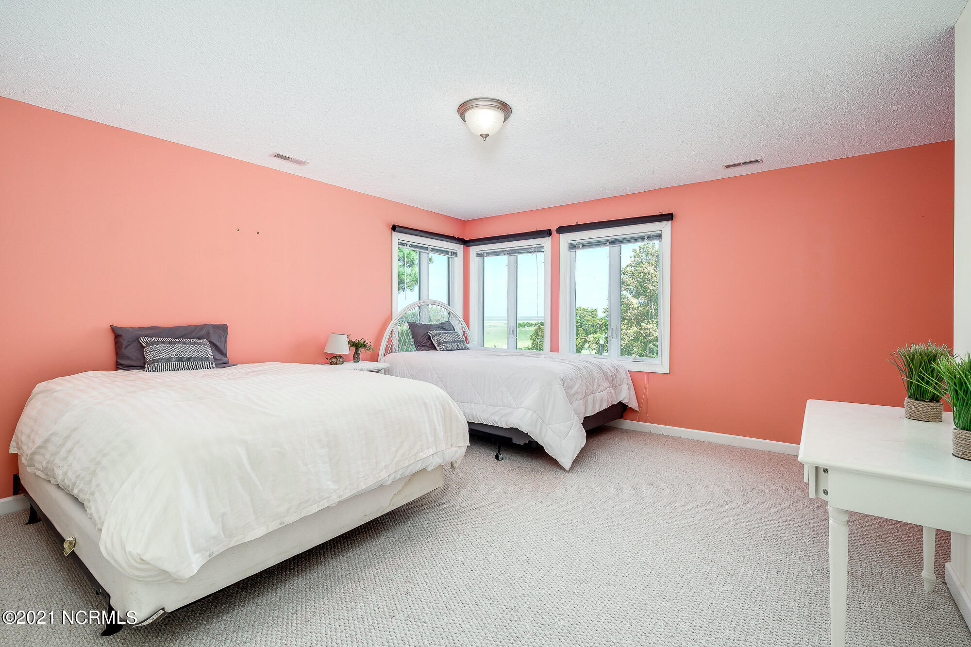 800 Country Club Road, Unit 30 Morehead City, NC 28557 - Photo 31 of 55 Guest bedroom 1