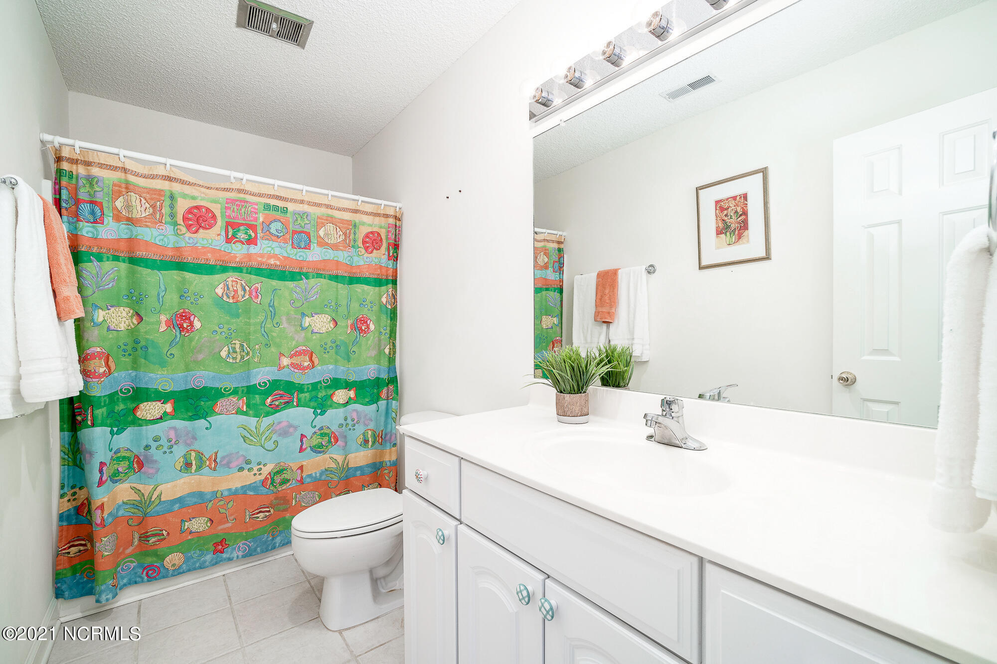800 Country Club Road, Unit 30 Morehead City, NC 28557 - Photo 33 of 55 Full guest bathroom