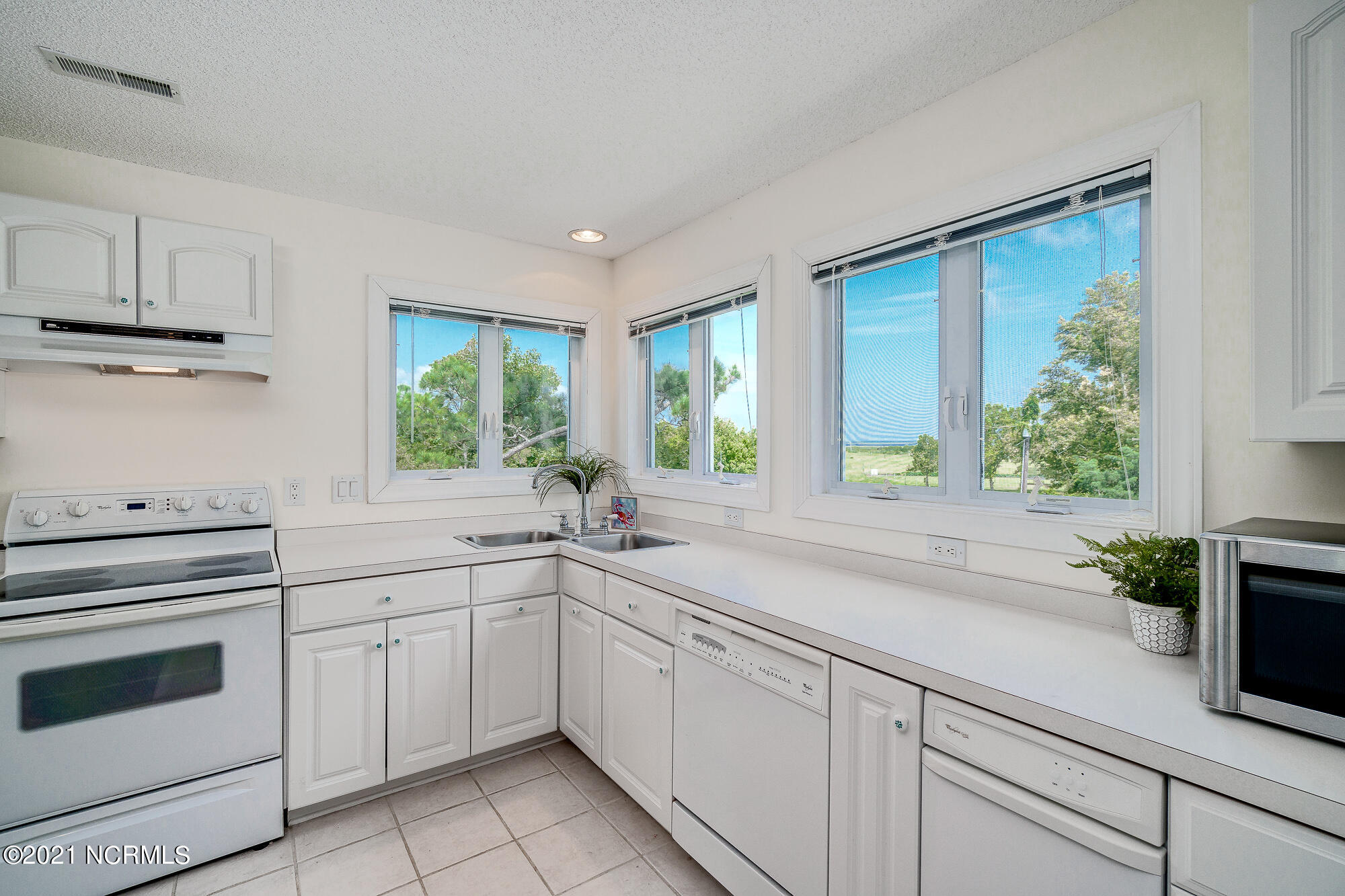 800 Country Club Road, Unit 30 Morehead City, NC 28557 - Photo 4 of 55 Spacious kitchen w/ water views