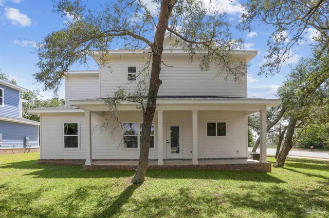 a view of a house with a yard