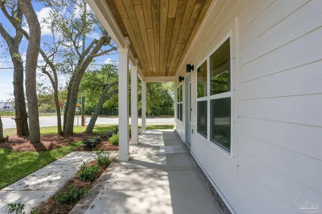a view of a house with backyard and garden