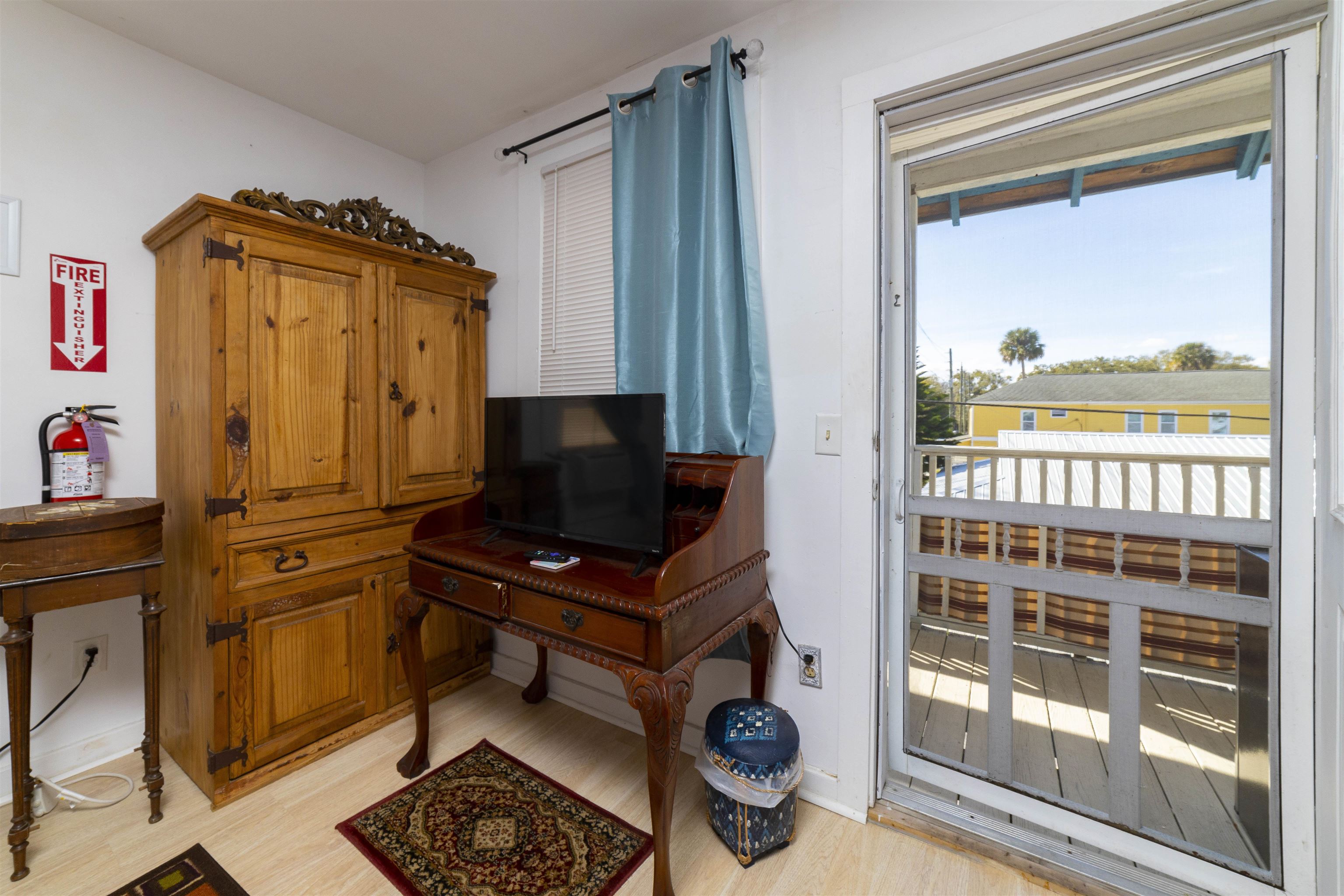 77 Oneida Street St. Augustine, FL 32084 - Photo 12 of 26 a room with furniture and a window