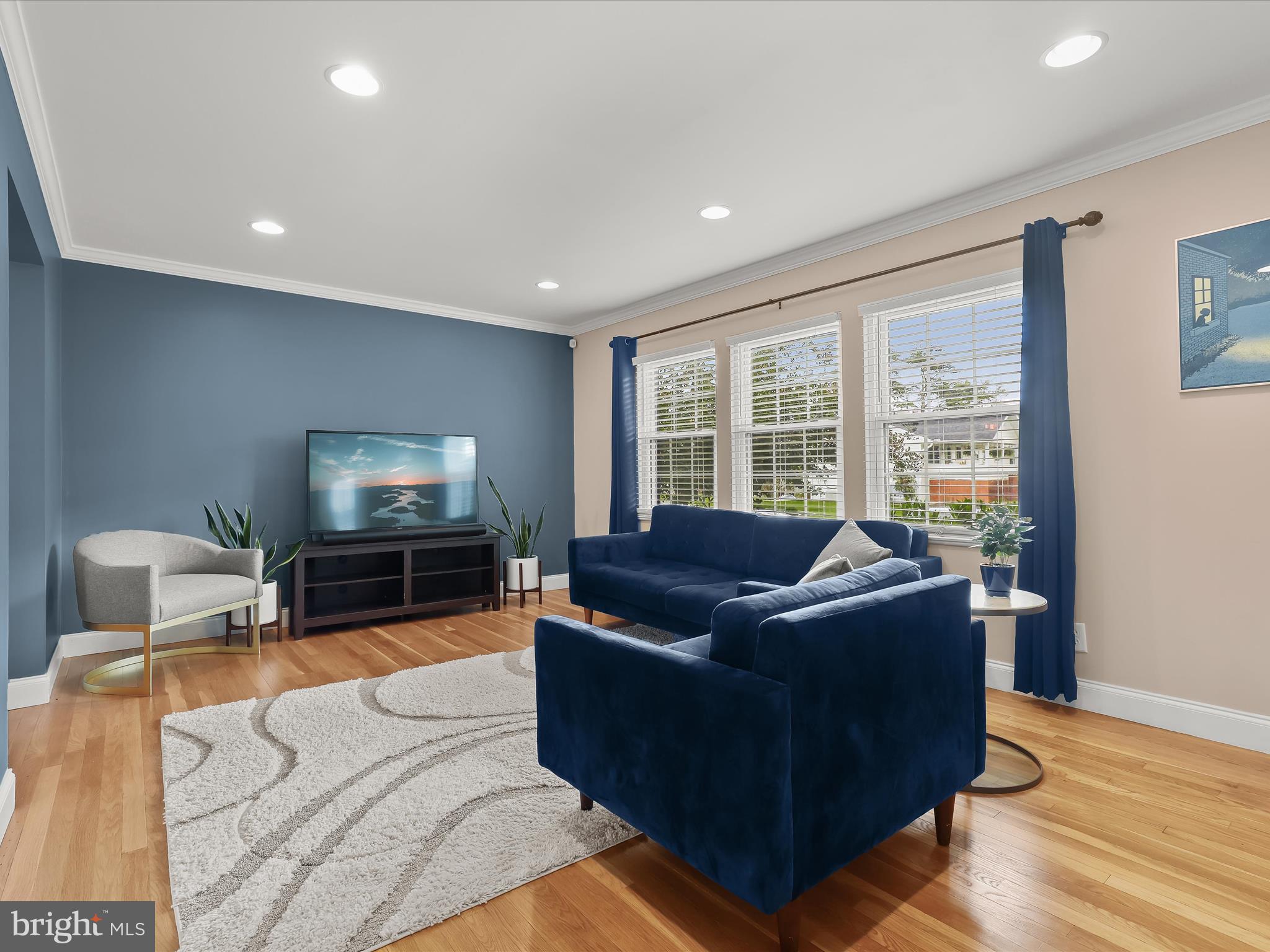 2402 Harborwood Road Catonsville, MD 21228 - Photo 3 of 43 Living Room