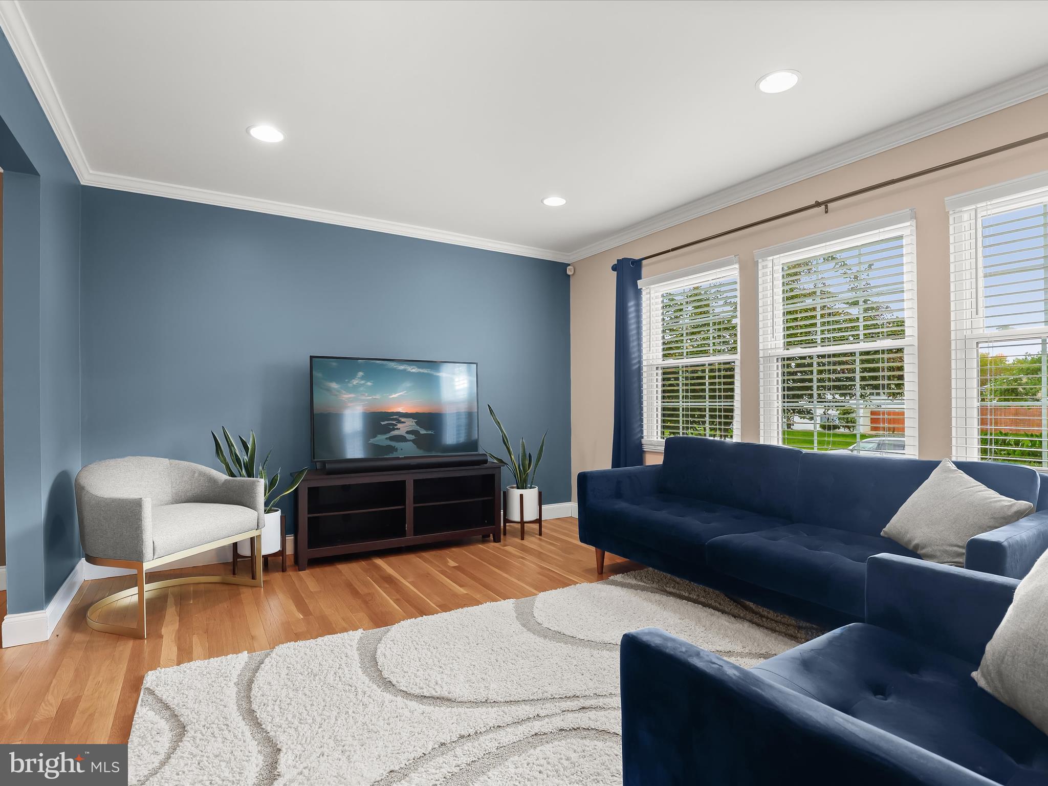 2402 Harborwood Road Catonsville, MD 21228 - Photo 4 of 43 Living Room