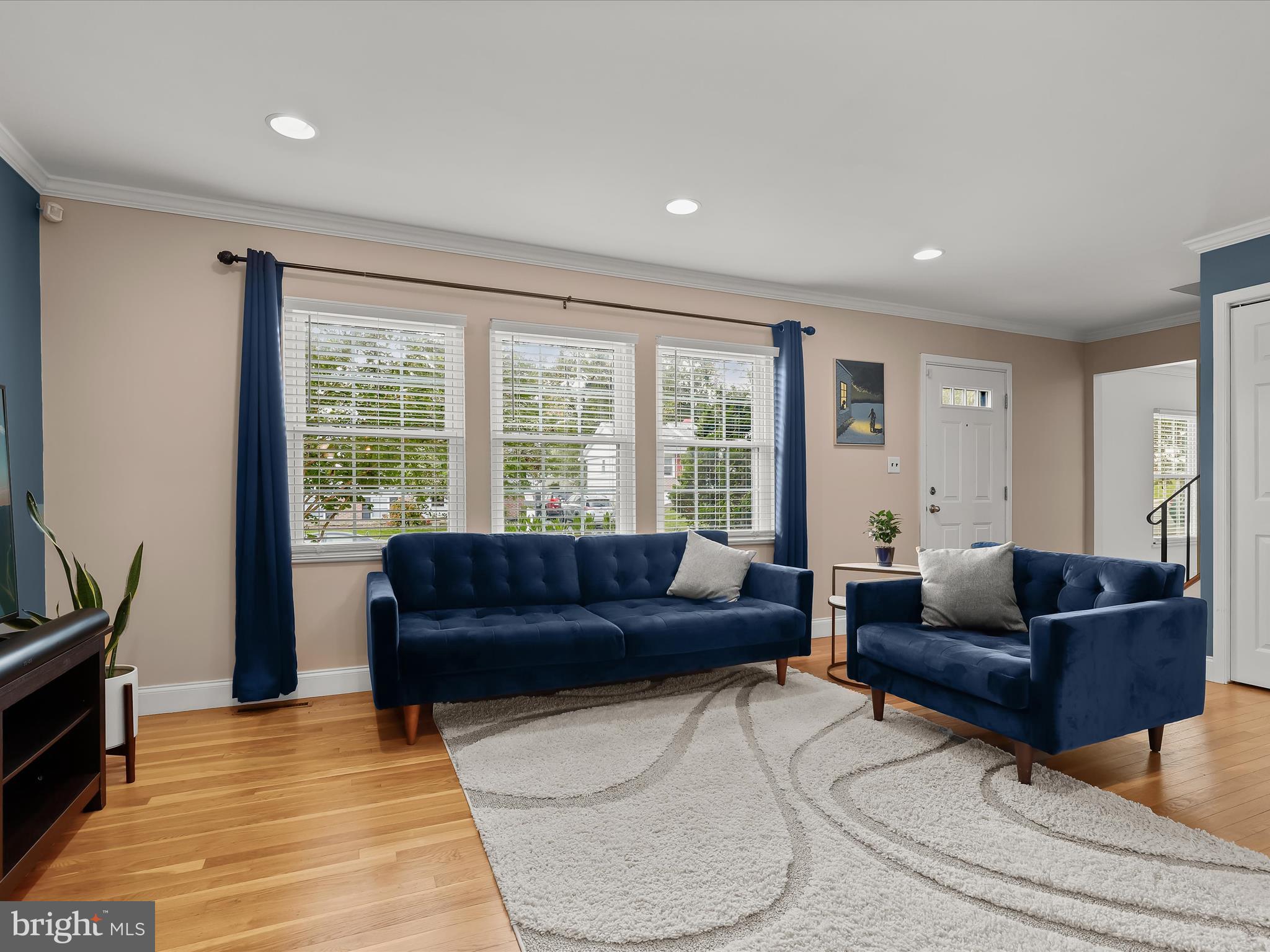 2402 Harborwood Road Catonsville, MD 21228 - Photo 5 of 43 Living Room