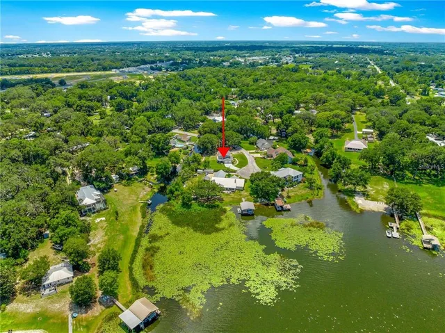 a view of yard with green space