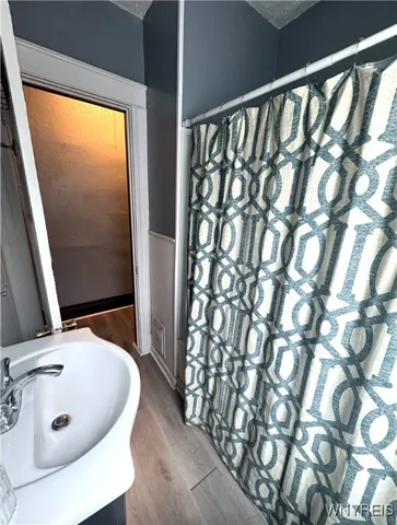 $1,150 | 1820 1/2 Whitney Avenue, Niagara Falls, NY 14301