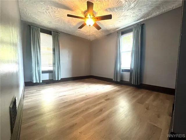 $1,150 | 1820 1/2 Whitney Avenue, Niagara Falls, NY 14301