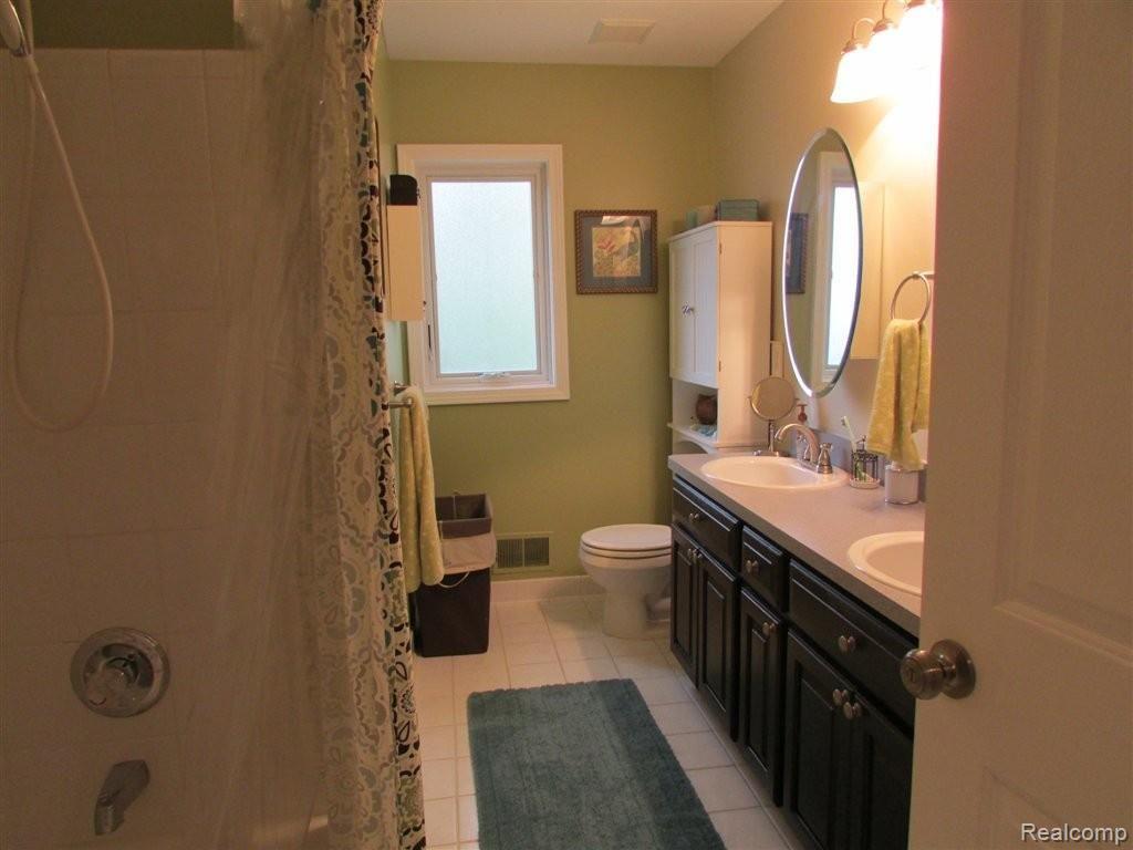 1027 Rochelle Park Drive Rochester, MI 48307 - Photo 23 of 31 UPSTAIRS BATHROOM.JPG