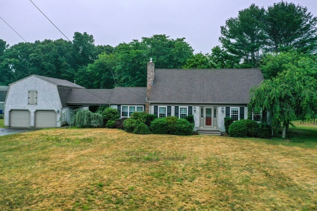 385 Mendell Road Rochester, MA 02770 - Photo 1 of 27 a front view of a house with garden