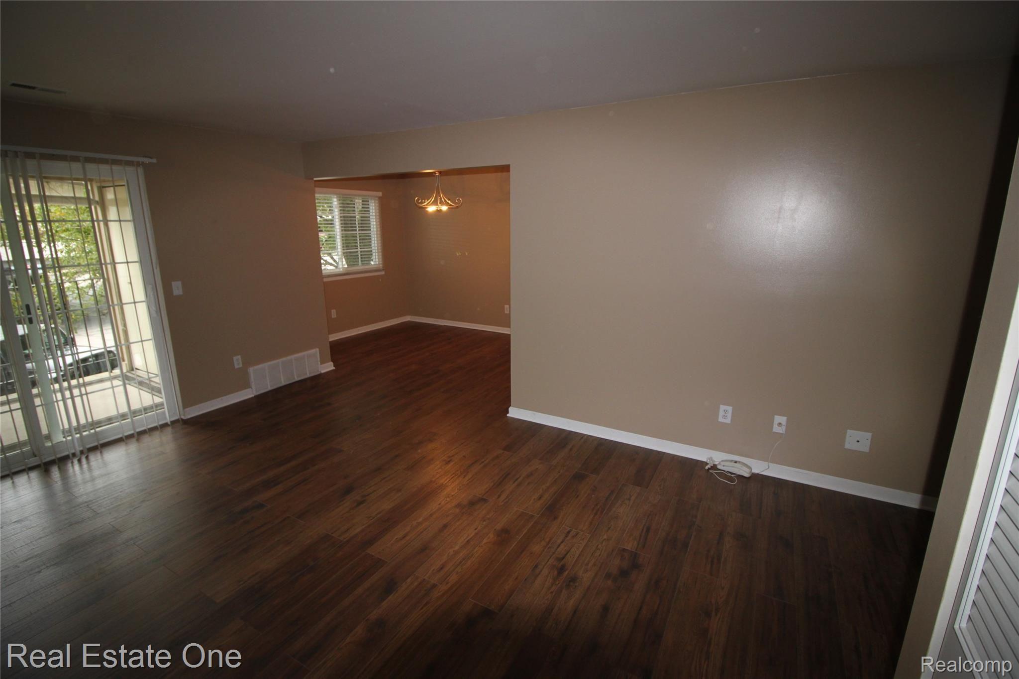 460 Baldwin Avenue, Unit 40 Rochester, MI 48307 - Photo 5 of 23 IMG_4125.JPG
