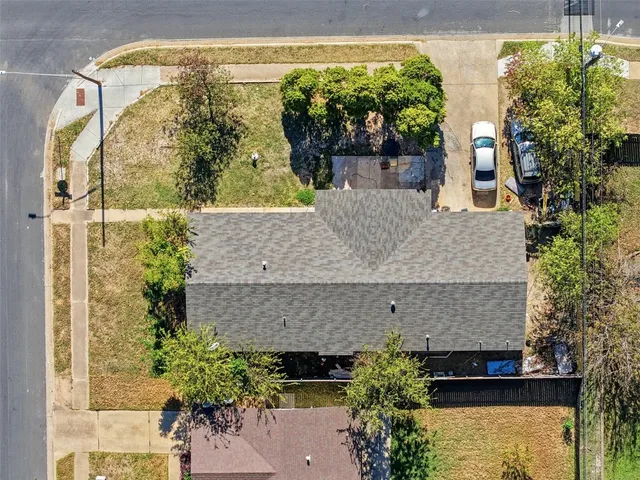 a view of a house with a fountain