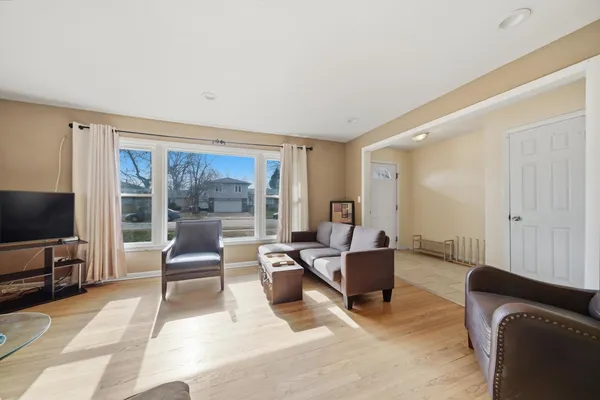 $240,000 | 17107 Evans Drive, South Holland, IL 60473