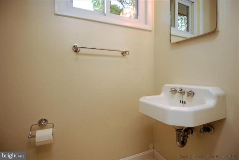 10024 Renfrew Road Silver Spring, MD 20901 - Photo 15 of 25 1/2 bath on lower level