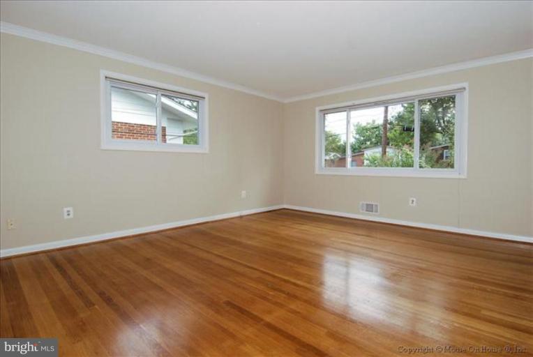 10024 Renfrew Road Silver Spring, MD 20901 - Photo 4 of 25 Living Room