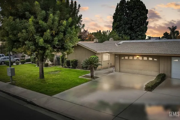 a view of a house with a yard
