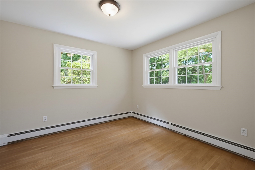 385 River Road Uxbridge, MA 01569 - Photo 16 of 34