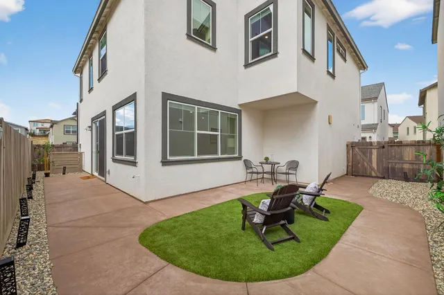 a view of a house with backyard
