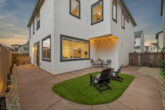 a view of a house with backyard