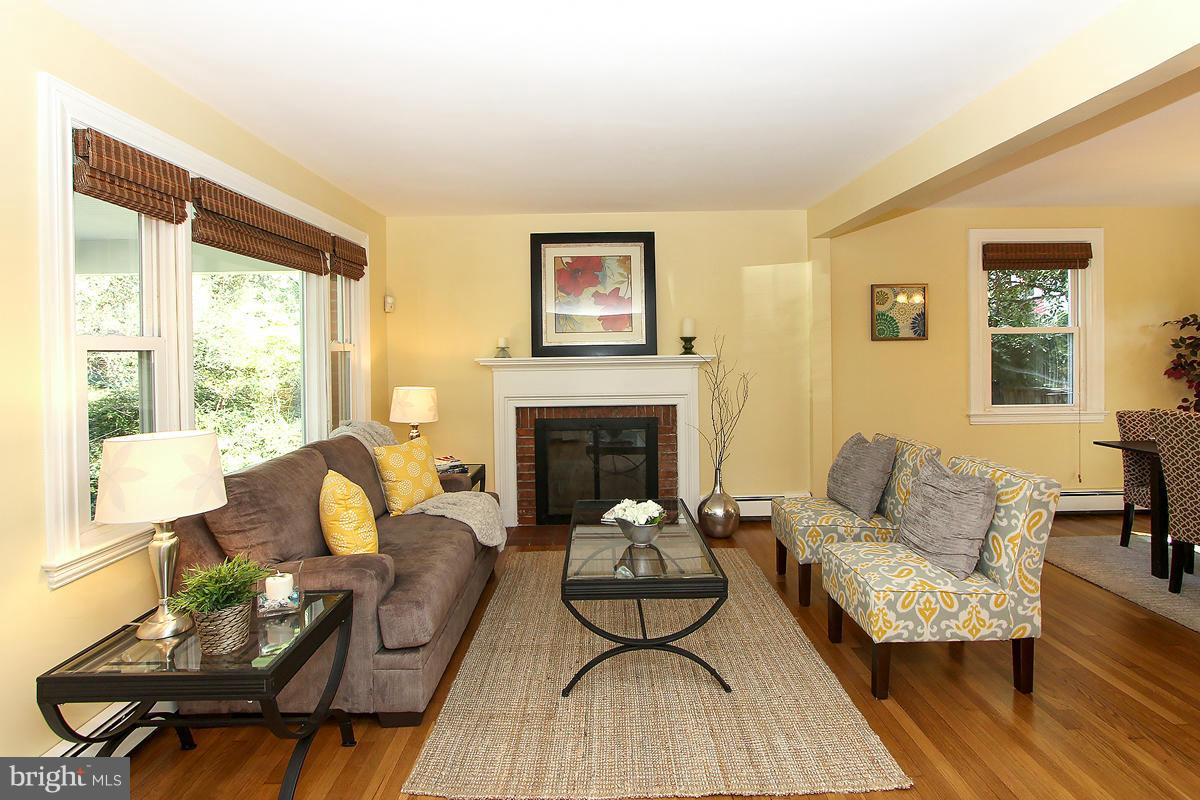 612 Deerfield Avenue Silver Spring, MD 20910 - Photo 4 of 26 Living Room