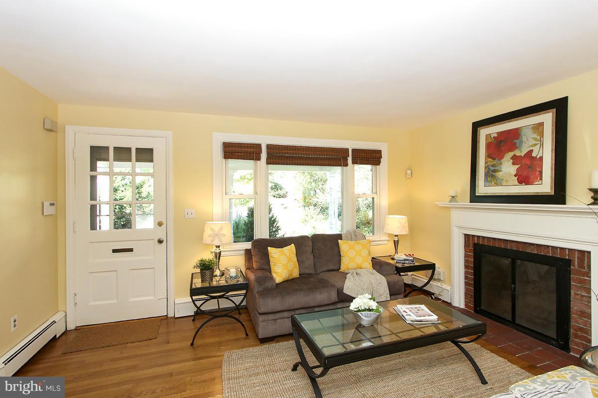 612 Deerfield Avenue Silver Spring, MD 20910 - Photo 5 of 26 Living Room
